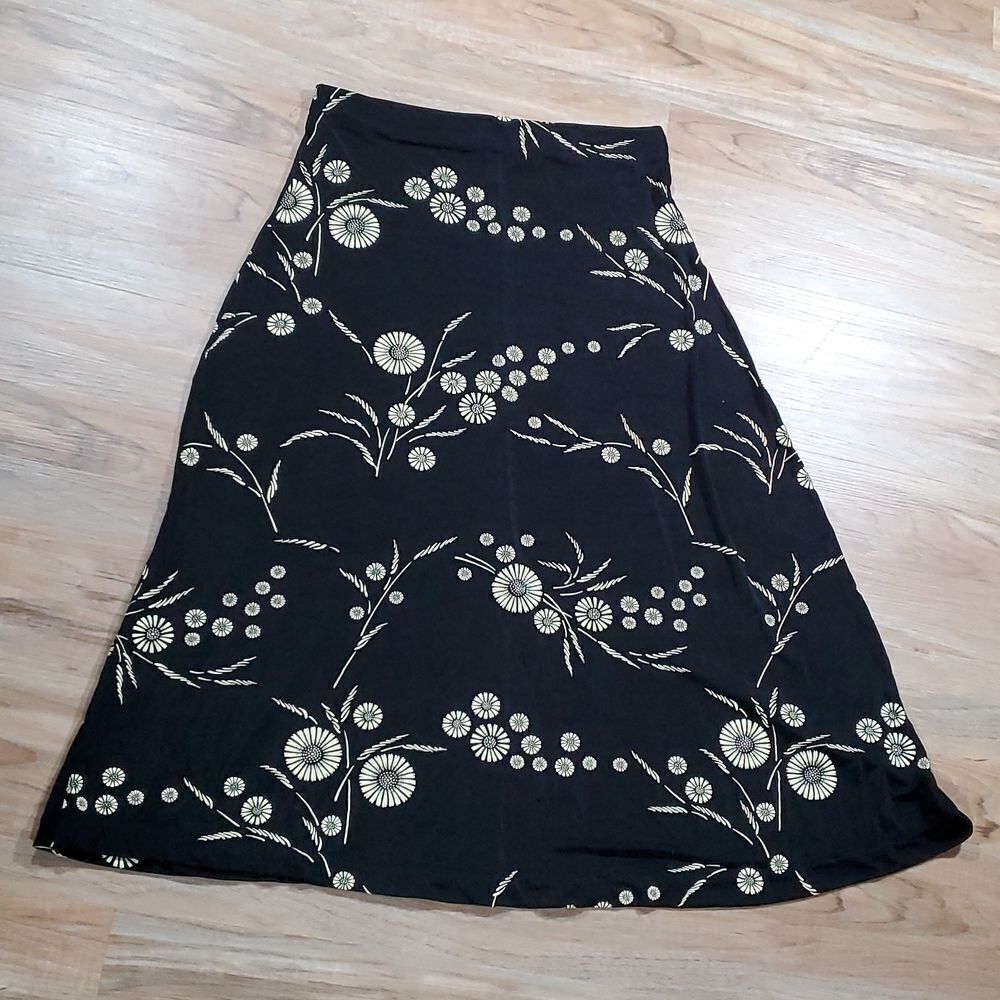 🔸️Black & Cream Floral Print Lightweight Stretchy Skirt Medium